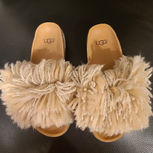 UGG Cindi Slippers, Size 6 - Picture 2 of 9